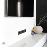 گلدان میناکاری کوچک و نقلی روی میز