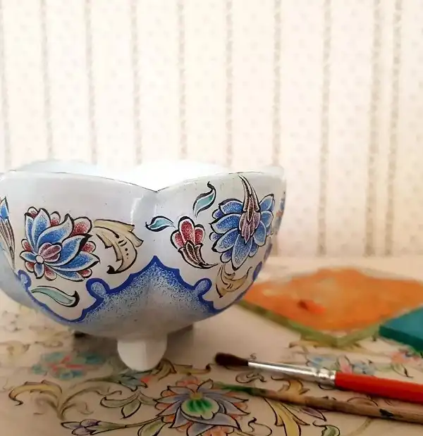 کاسه میناکاری شده توسط هنرمند با رنگهای میناکاری