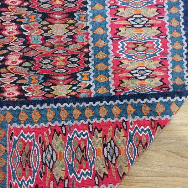 گلیم بافی از سوغات و صنایع دستی کردستان