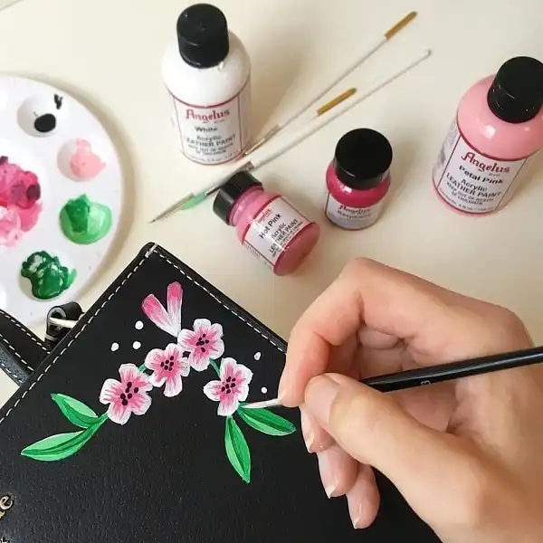 بررسی مراحل و تکنیکهای نقاشی روی چرم