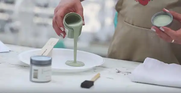 مخلوط کردن رنگ‌ها برای درست کردن رنگهای متنوع برای نقاشی روی پارچه