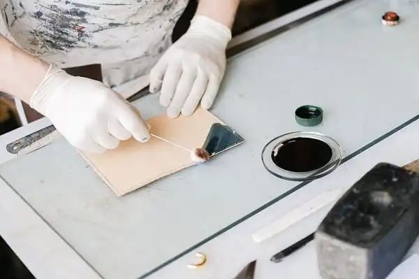 نقاشی روی چرم با رنگ اکریلیک