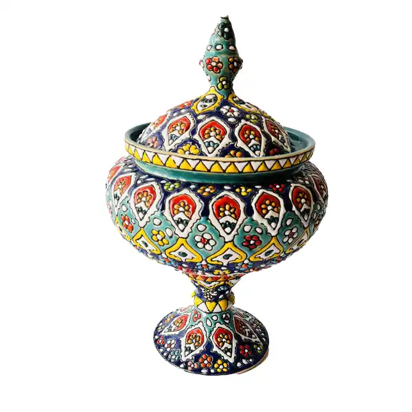 میناکاری بر روی ظروف سفالی یکی از انواع میناکاری