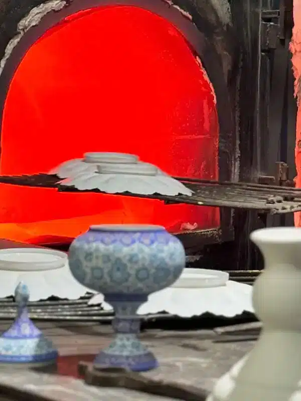 پخت لعاب ظروف میناکاری در کوره از مراحل ساخت