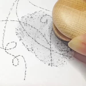 انتقال طرح روی مس با سوزن کاری یکی از مراحل ساخت میناکاری