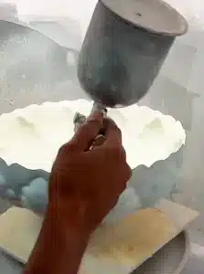 لعاب کاری ظروف میناکاری به وسیله دستگاه پیستوله