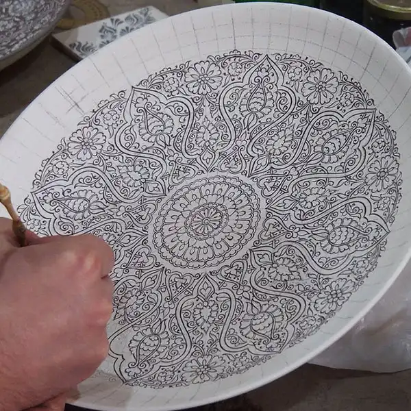 کشیدن سیاه قلم در میناکاری روی سفال
