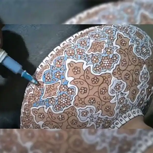 لعاب زنی یکی از مهم‌ترین و حساس‌ترین مراحل میناکاری روی سفال