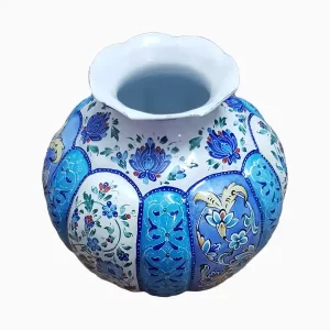 عکس از نمای نزدیک گلدان میناکاری شده شکل بلونی