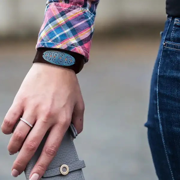 عکس دستبند میناکاری شده با بند چرمی