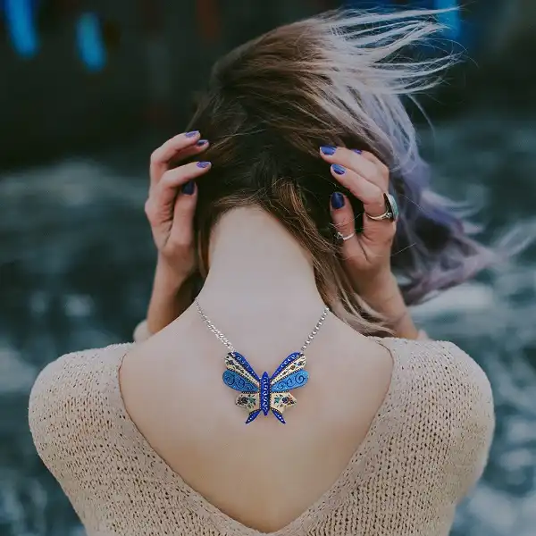 عکس گردنبند میناکاری شده پروانه ای شکل با زنجیر استیل
