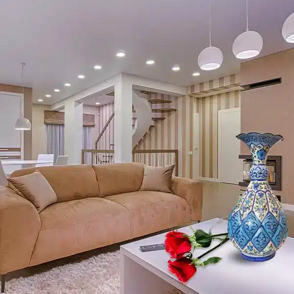 قرار دادن ظروف میناکاری مانند گلدان میناکارری روی میز