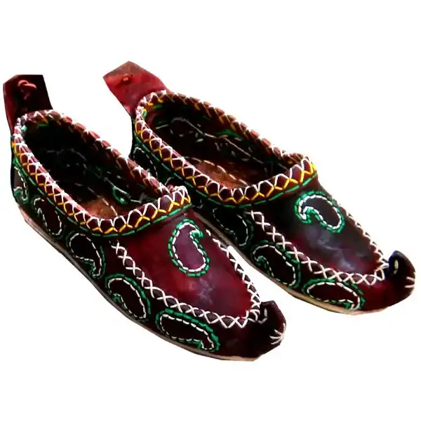 تصویری از چاروق‌ دوزی سنتی خراسان شمالی، کفش های دست ساز چرمی با تزئینات رنگارنگ که نمایانگر هنر اصیل این منطقه است.