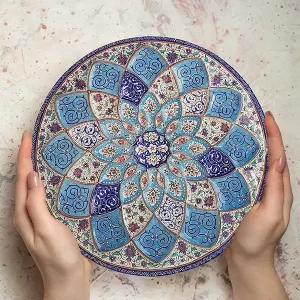 بشقاب 25 سانتی میناکاری که با دست فرم دهی شده است