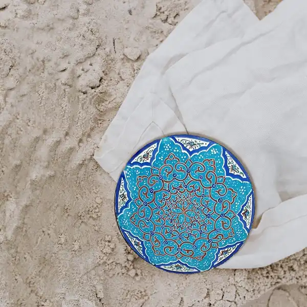 بشقاب دیوارکوب میناکاری شده با طرح‌های سنتی و رنگ‌آمیزی دست‌ساز، نمادی از هنر اصیل میناکاری ایرانی برای تزئین دیوارهای منزل