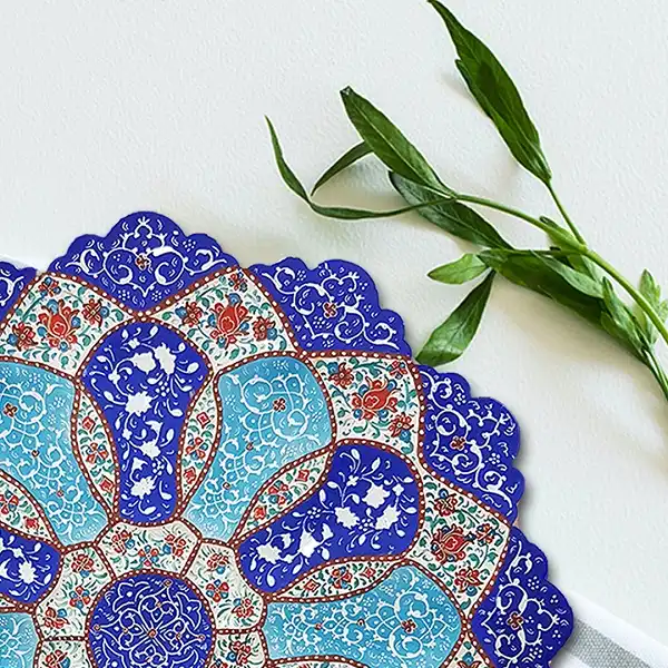 بشقاب میناکاری ایرانی با رنگ های لاجورد و فیروزه ای