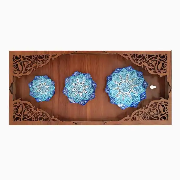 خرید بشقاب میناکاری با قاب چوبی سه‌تایی برای نمایش بشقاب‌های میناکاری در دکوراسیون داخلی منزل