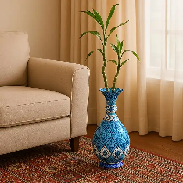 گلدان میناکاری با بامبو کنار مبل کرمی روی فرش قرمز خشتی