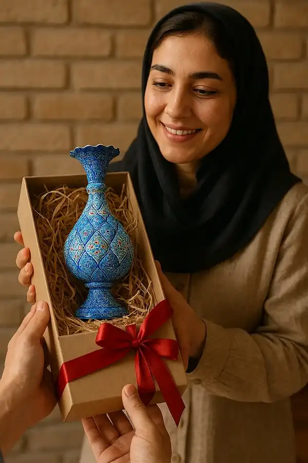 صحنه‌ای از هدیه دادن یک گلدان میناکاری در جعبه کادویی با لبخند و فضای صمیمی