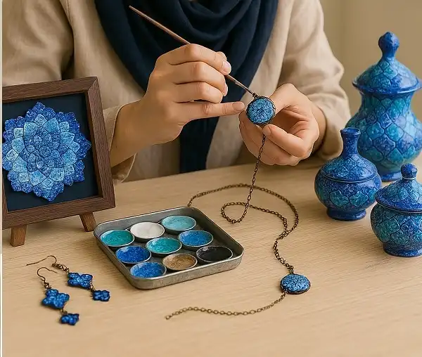 هنرمند زن ایرانی در حال آماده‌سازی گردنبند و گوشواره‌های میناکاری شده با تمرکز بالا و ابزار دقیق
